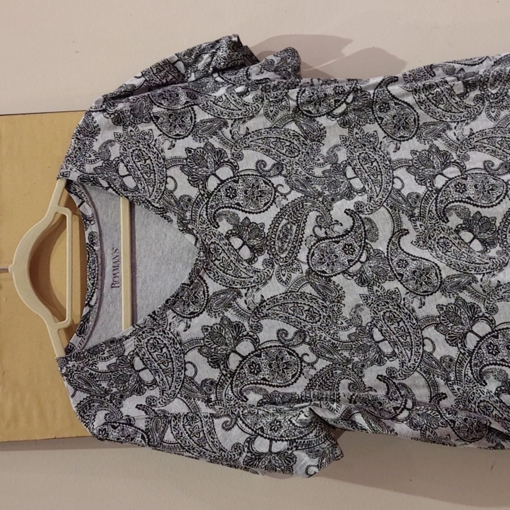 Women's plus size 1x 22/24 v neck paisley pattern tunic / t-shirt